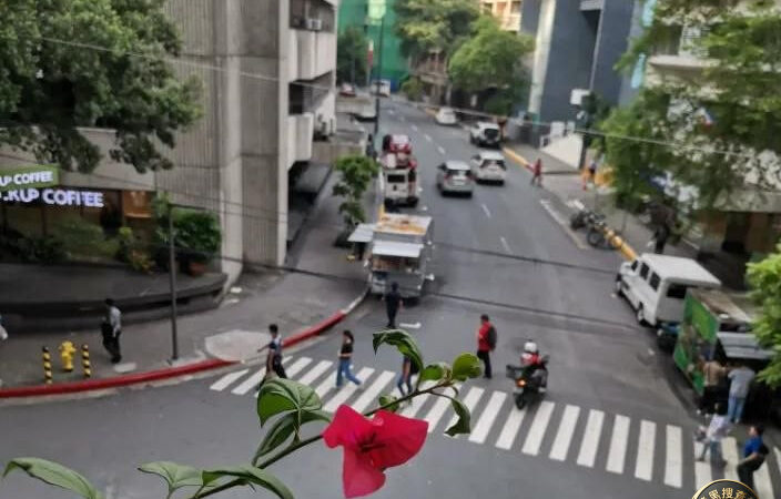 #马卡蒂治安亮红灯‼️接连发生抢劫案，商业区紧急加强安保🚨