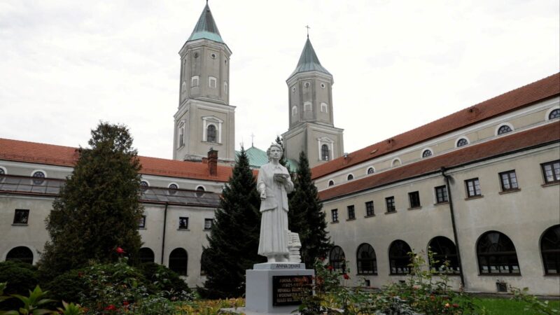 Knifeman kills priest, injures 4 in attack at Polish abbey