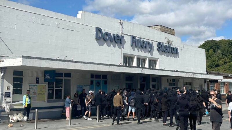 UK government condemns masked anti-immigrant protesters blocking Dover port