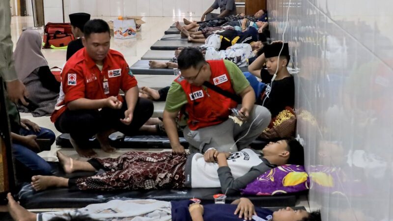Over 1,700 Indonesians get food poisoning after eating state-issued free meals