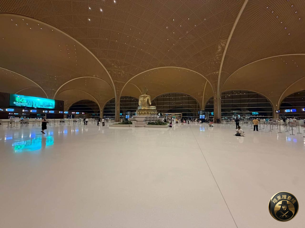 网友拍摄的德崇国际机场候机楼，真是一个干干净净、空空荡荡～～